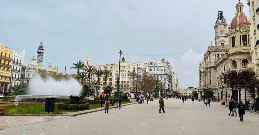 Zoom Through Valencia: Top 25 Hotspots on E-Scooters - Valencia’s old center, from the Silk Exchange to the cathedral